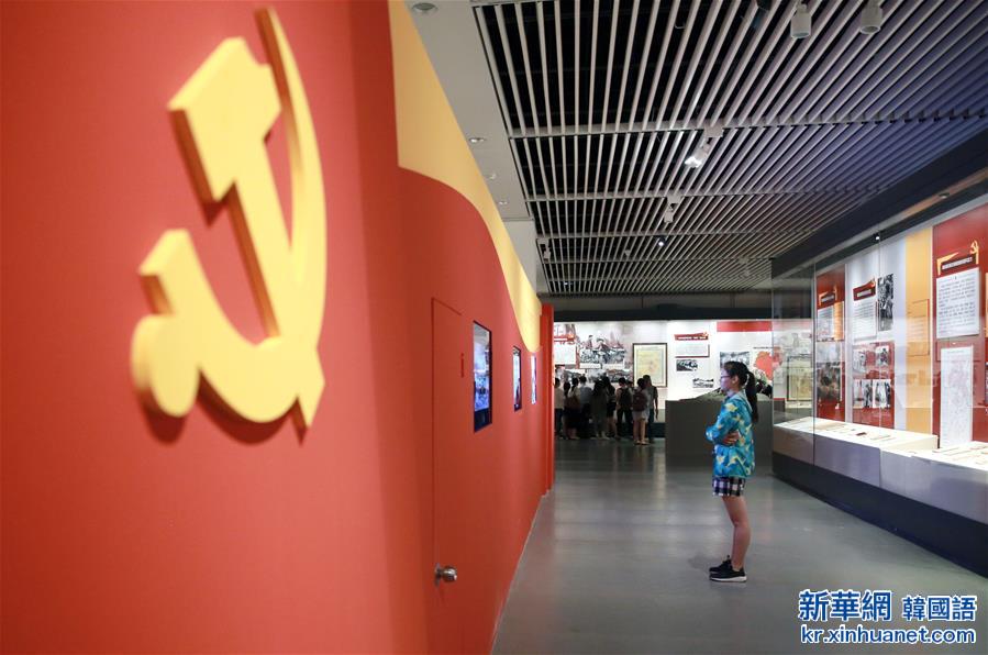 （建党95周年）（1）国图举办“红色记忆——纪念中国共产党成立九十五周年馆藏文献展”