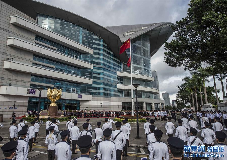 （社会）（1）香港特区举行升旗仪式庆祝回归19周年