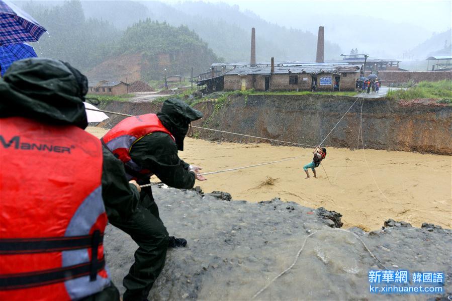 #（社会）（2）贵州榕江暴雨引发山洪 21名被困群众成功获救