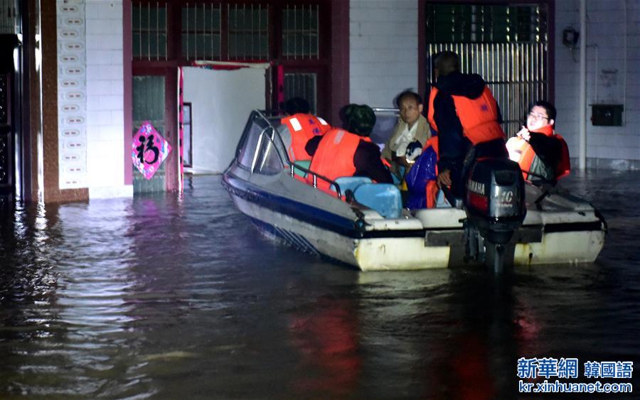 （抗洪救灾）（3）安徽舒城：遭遇洪水袭击 万余群众转移