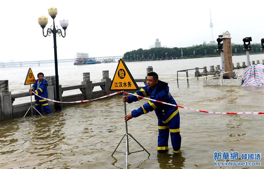 （抗洪救灾）（2）长江中下游干流水位全线超警戒水位