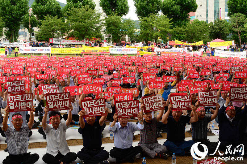 近三千名韩国民众不顾30多度的高温，自发参加了此次集会。夏雪摄