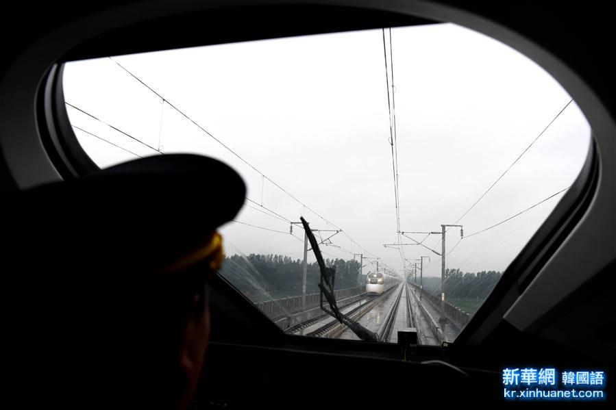 （科技）（4）中国标准动车组成功进行世界最高速交会试验