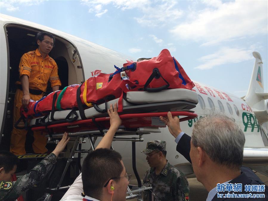 （国际）（2）在南苏丹负伤的两名中国维和人员回国治疗