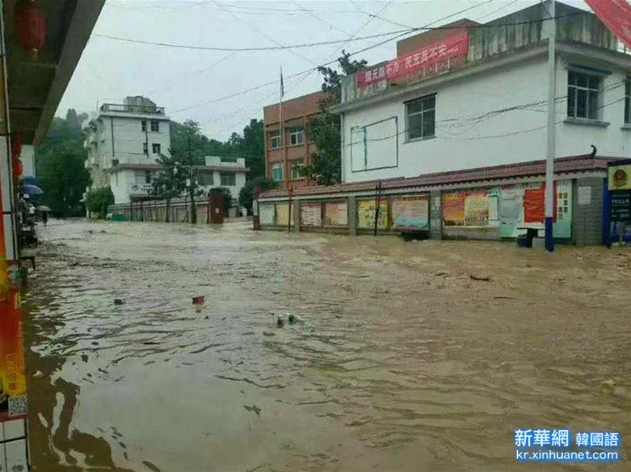 （新华网）（1）湖南湘西州遇暴雨山洪 境内焦柳铁路交通中断