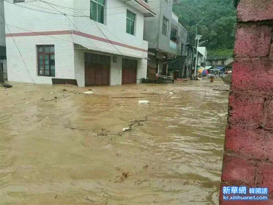 （新华网）（2）湖南湘西州遇暴雨山洪 境内焦柳铁路交通中断