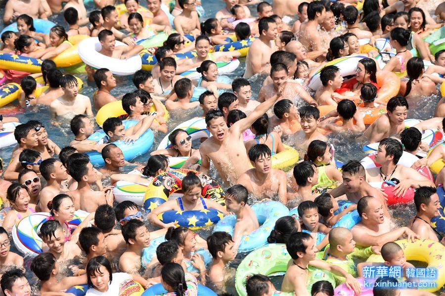 （晚报）（2）重庆市民“挤爆”水乐园