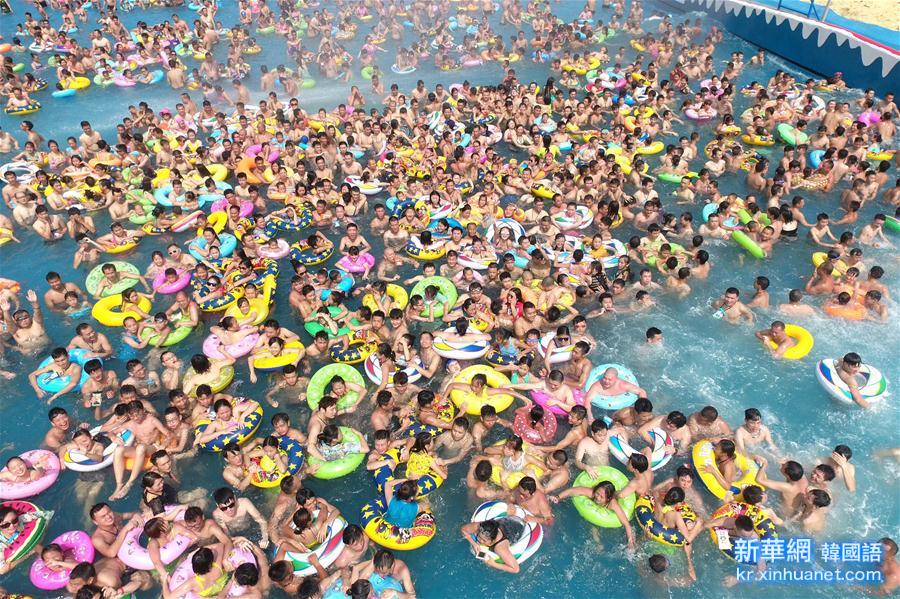 （晚报）（4）重庆市民“挤爆”水乐园