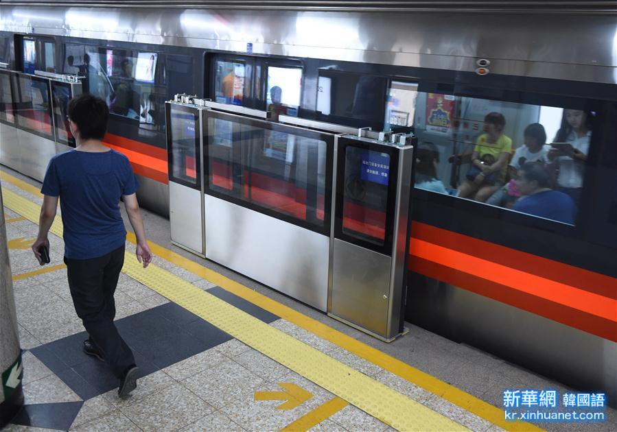 （经济）（2）我国首条地铁北京1号线成功安装首扇屏蔽门