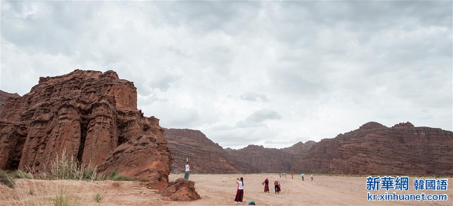 #（美丽中国）（3）新疆“活的地质演变史博物馆”—— 天山托木尔大峡谷