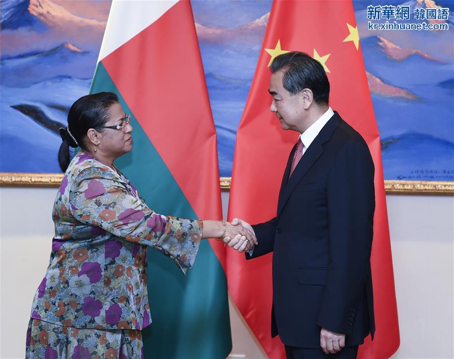 （XHDW）王毅会见马达加斯加外长阿塔拉