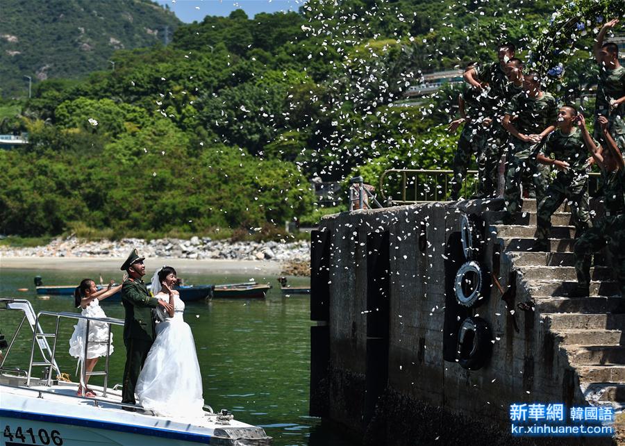 （图片故事）（7）特殊的“八一”礼物：迟到8年的海上婚礼