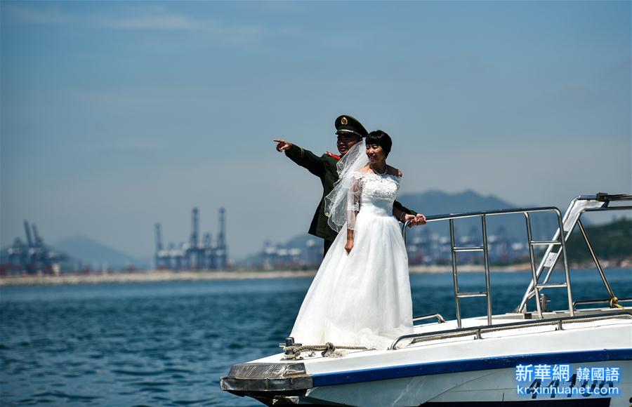（圖片故事）（9）特殊的“八一”禮物：遲到8年的海上婚禮