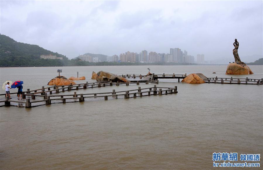 （关注台风“妮妲”）（2）“妮妲”发威 “渔女”平台被淹