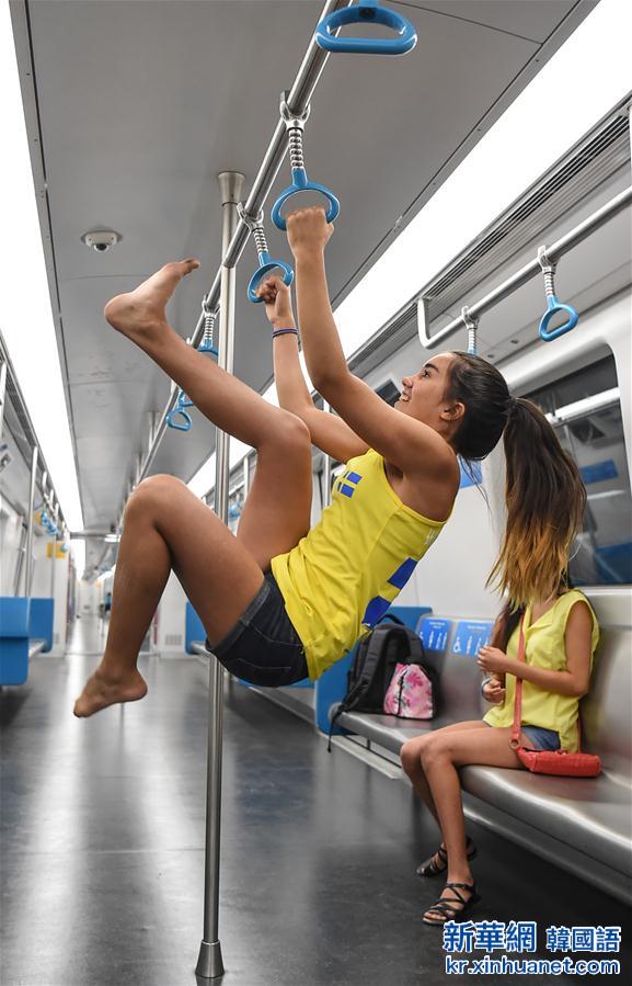 （里约奥运会）（6）地铁里“会玩”的瑞典姑娘