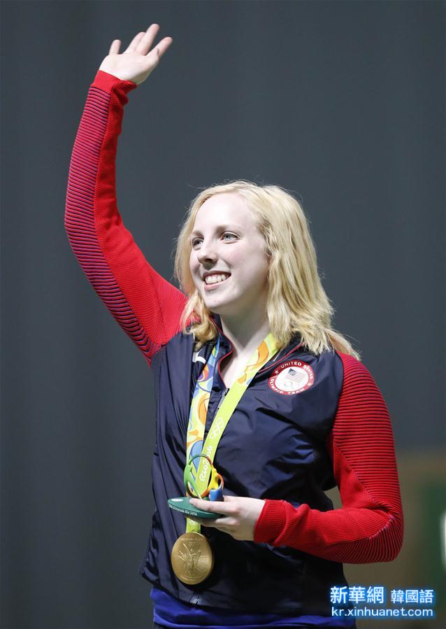 （里约奥运会·领奖台）（1）射击——女子10米气步枪：美国选手维·思拉舍夺冠
