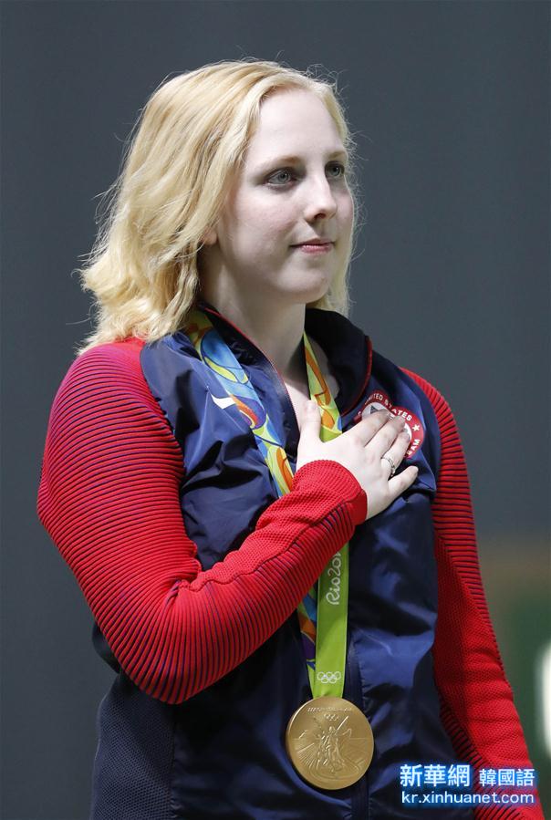 （里约奥运会·领奖台）（2）射击——女子10米气步枪：美国选手维·思拉舍夺冠