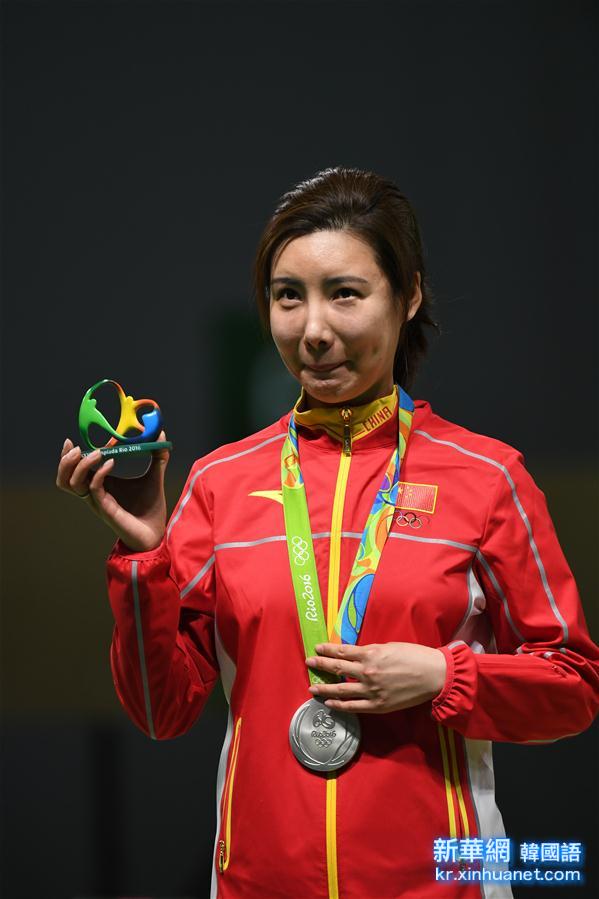 （里约奥运会·领奖台）（2）射击——杜丽获女子10米气步枪银牌