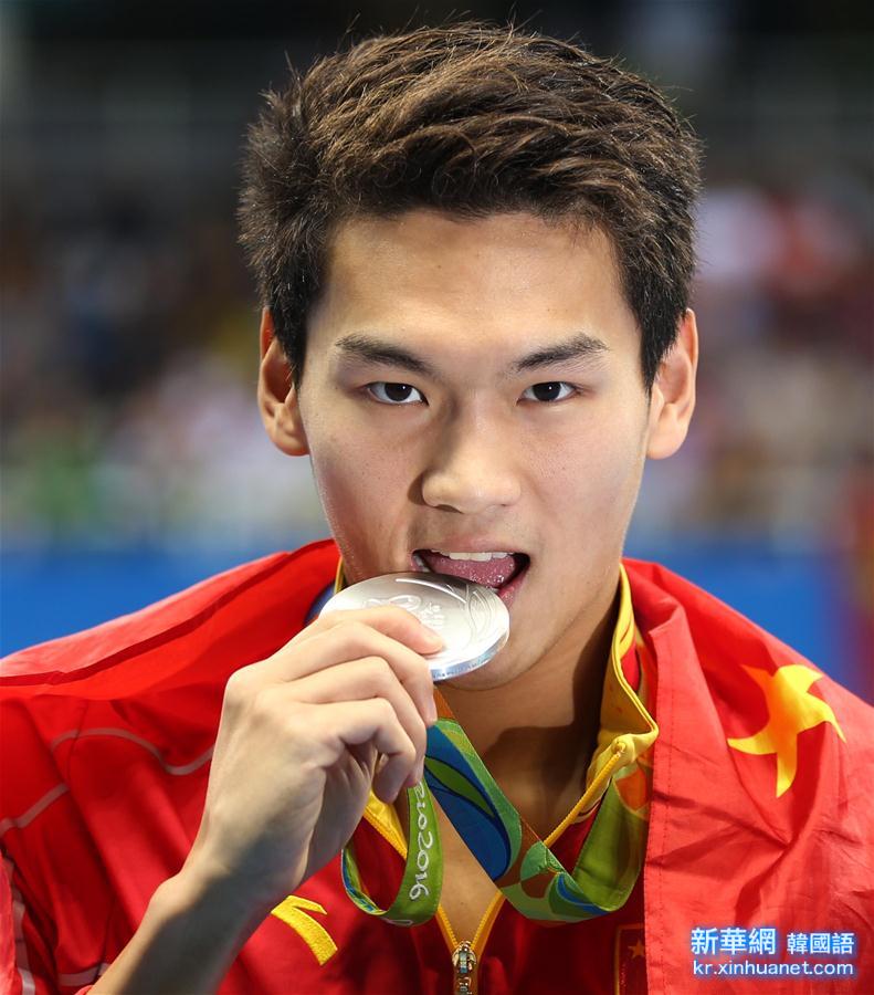 （里约奥运会·领奖台）（2）游泳——徐嘉余获得男子100米仰泳亚军