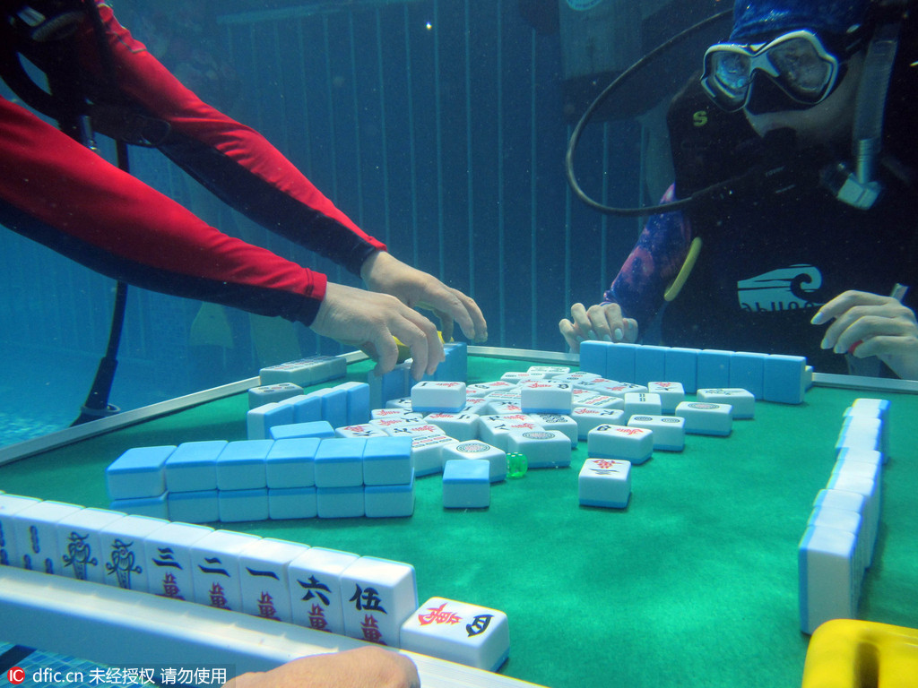 重庆人玩麻将功力又上一层 边潜水边比赛难度有点高【2】