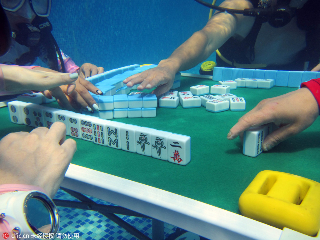 重庆人玩麻将功力又上一层 边潜水边比赛难度有点高【3】