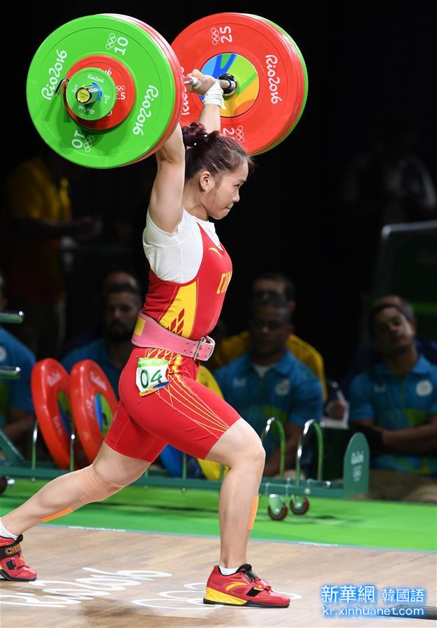 （裏約奧運會）（7）舉重——女子63公斤級：中國選手鄧薇兩破世界紀錄並奪冠