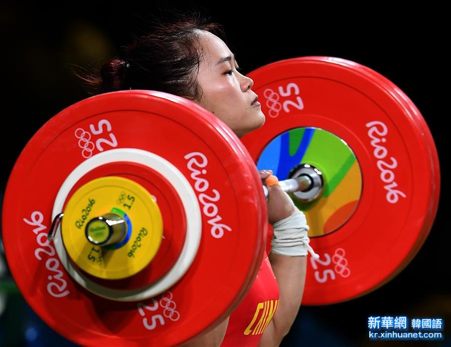（裏約奧運會）（10）舉重——女子63公斤級：中國選手鄧薇兩破世界紀錄並奪冠