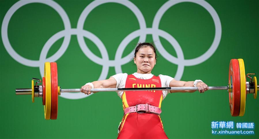 （裏約奧運會）（13）舉重——女子63公斤級：中國選手鄧薇兩破世界紀錄並奪冠