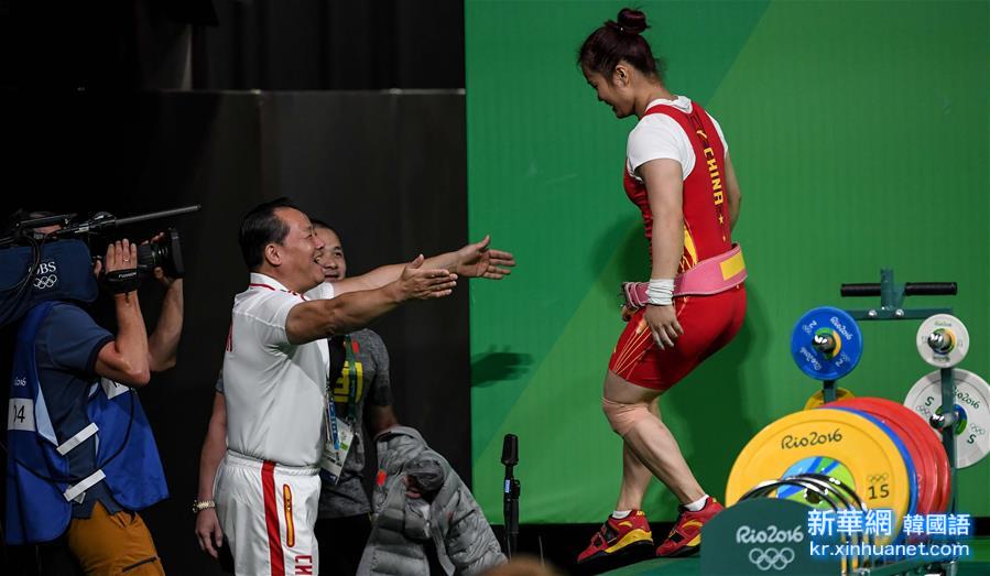 （裏約奧運會）（17）舉重——女子63公斤級：中國選手鄧薇兩破世界紀錄並奪冠