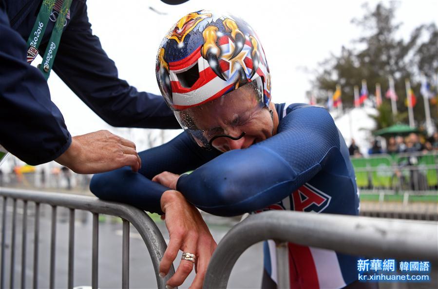 （裏約奧運會·奪冠一刻）（2）公路自行車——女子個人計時賽：美國選手克麗斯廷·阿姆斯特朗奪冠