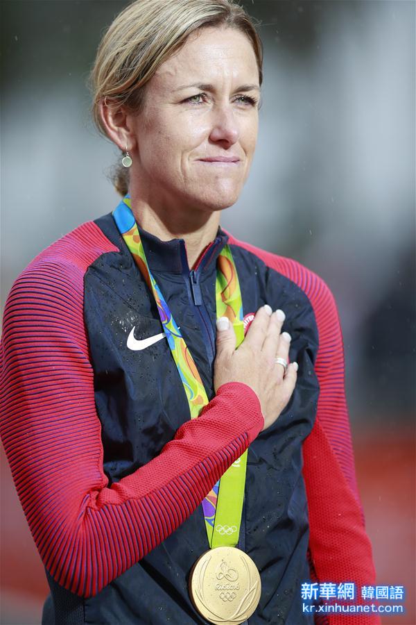 （裏約奧運會·領獎臺）（3）公路自行車——女子個人計時賽：美國選手克麗斯廷·阿姆斯特朗奪金