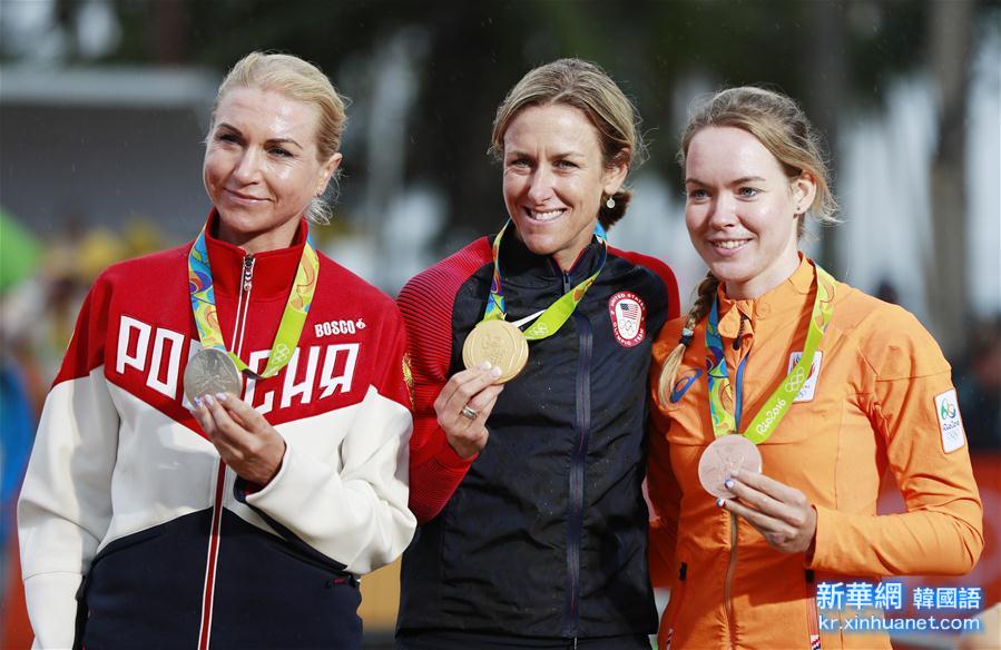 （裏約奧運會·領獎臺）（4）公路自行車——女子個人計時賽：美國選手克麗斯廷·阿姆斯特朗奪金