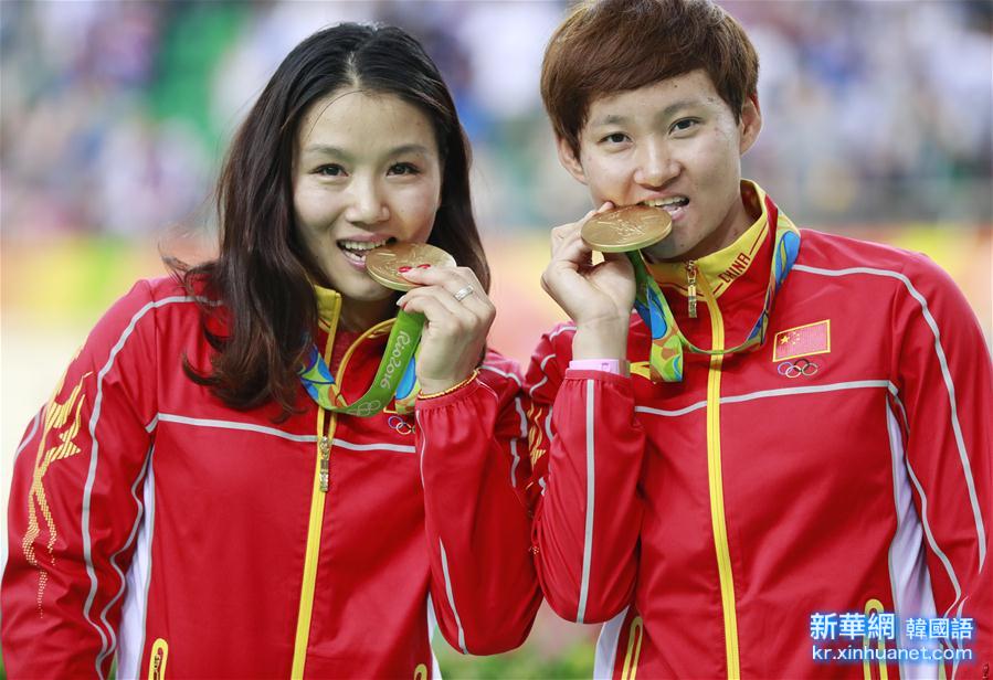 （里约奥运会·领奖台）（1）场地自行车——中国队女子团体竞速赛摘金