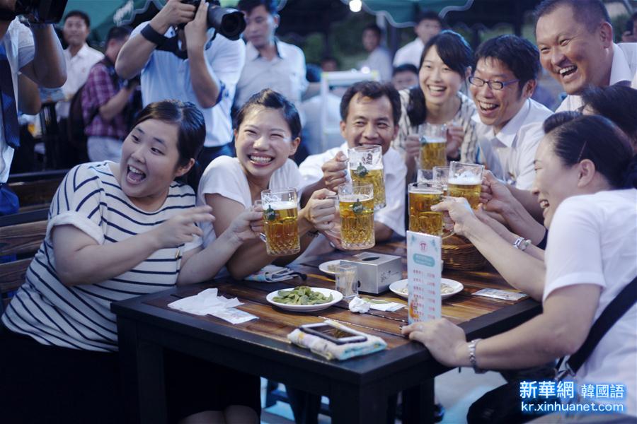 （国际）（1）朝鲜举办首届平壤大同江啤酒节