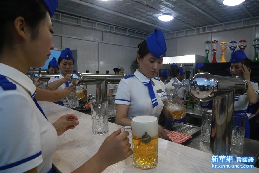 （国际）（4）朝鲜举办首届平壤大同江啤酒节