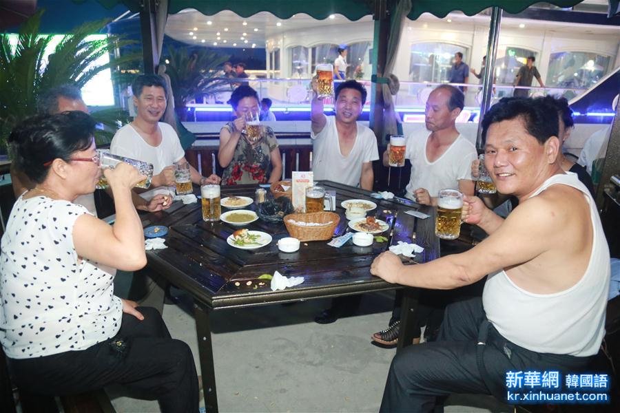 （国际）（5）朝鲜举办首届平壤大同江啤酒节
