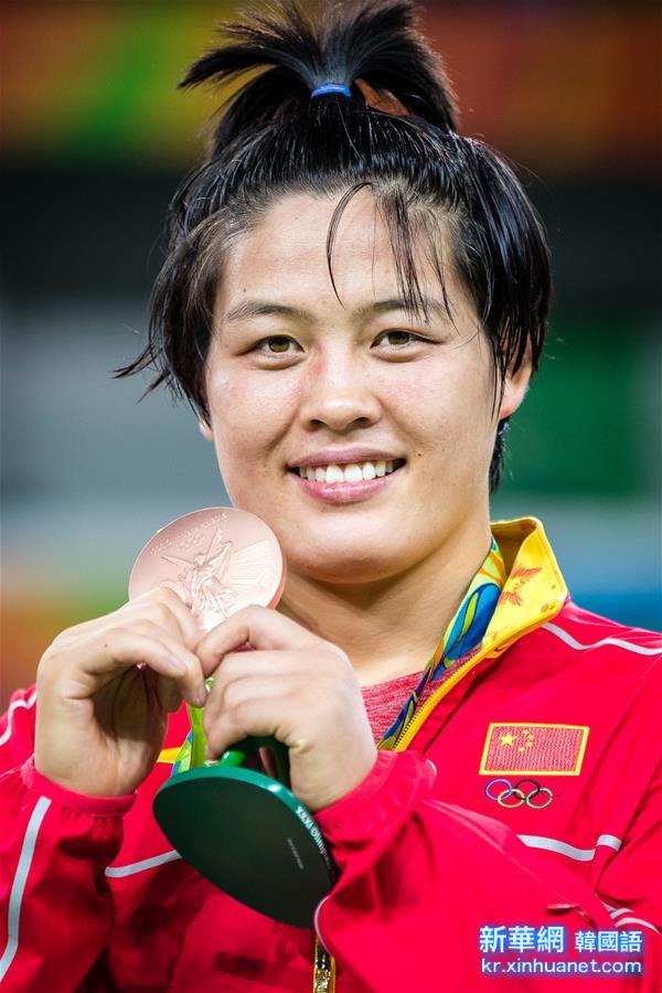 （里约奥运会·领奖台）（1）摔跤——女子自由式75公斤级：中国选手获铜牌