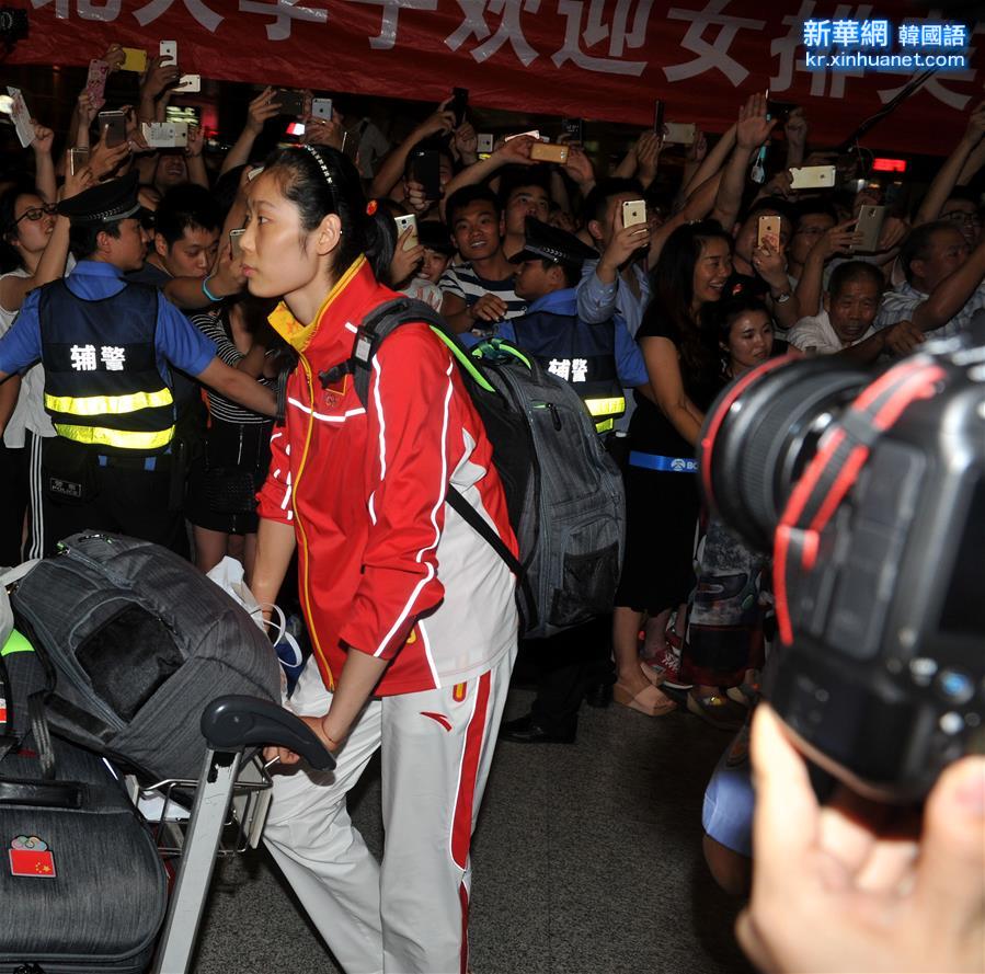 （体育）（3）中国女排回国