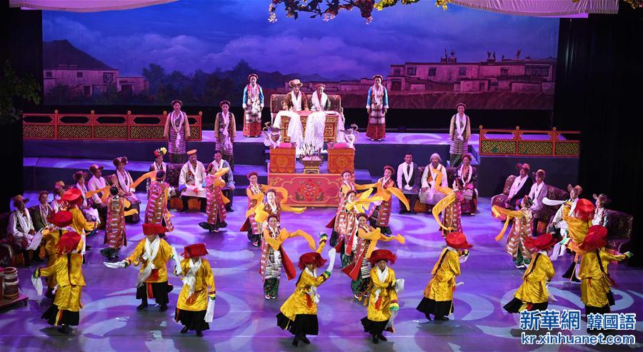 （文化）（1）第五屆全國少數民族文藝會演參演劇目《六弦情緣》在京上演