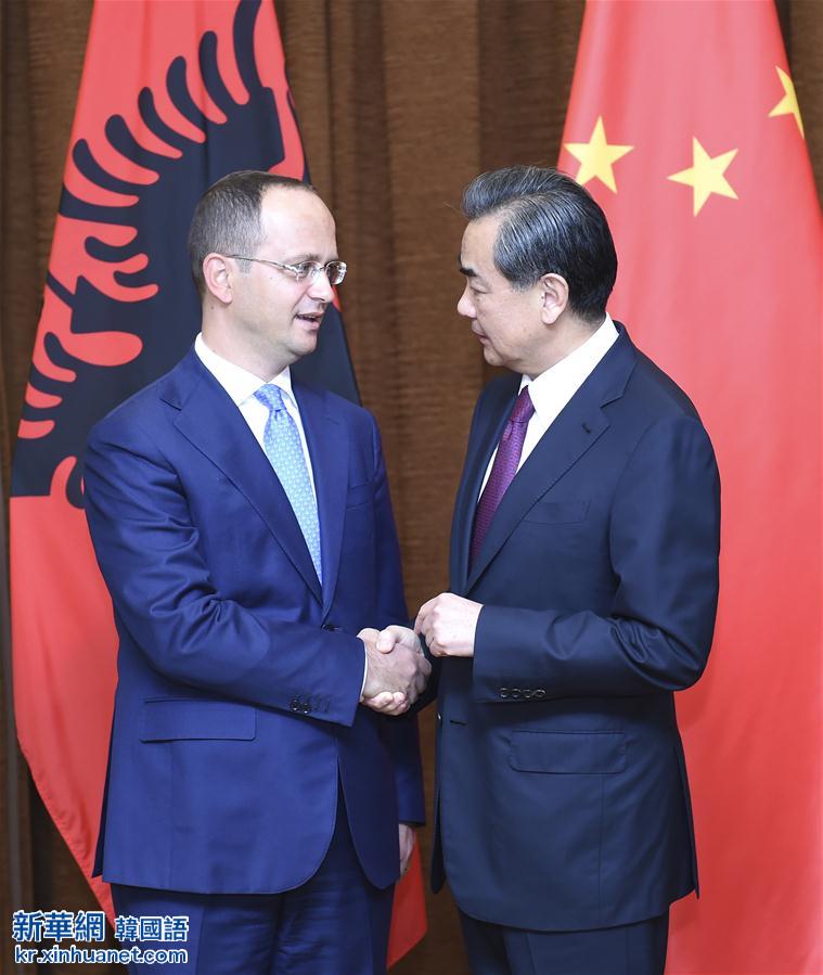 （XHDW）（1）王毅与阿尔巴尼亚外长布沙蒂举行会谈