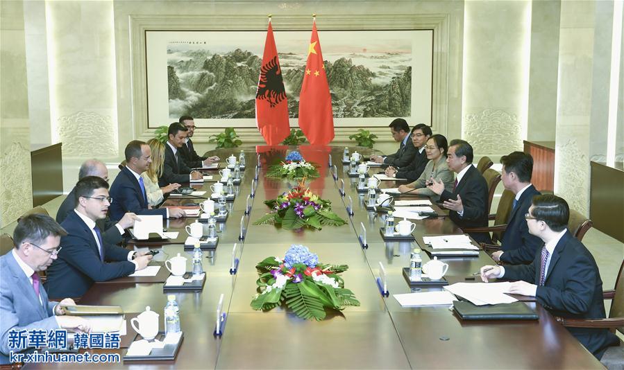 （XHDW）（2）王毅与阿尔巴尼亚外长布沙蒂举行会谈
