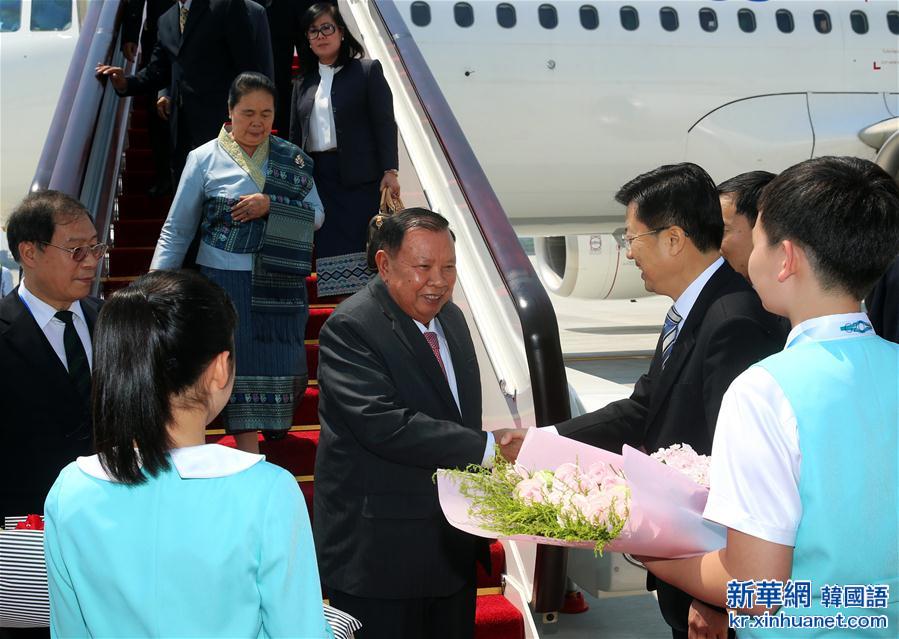 （杭州G20·XHDW）老挝国家主席本扬抵达杭州