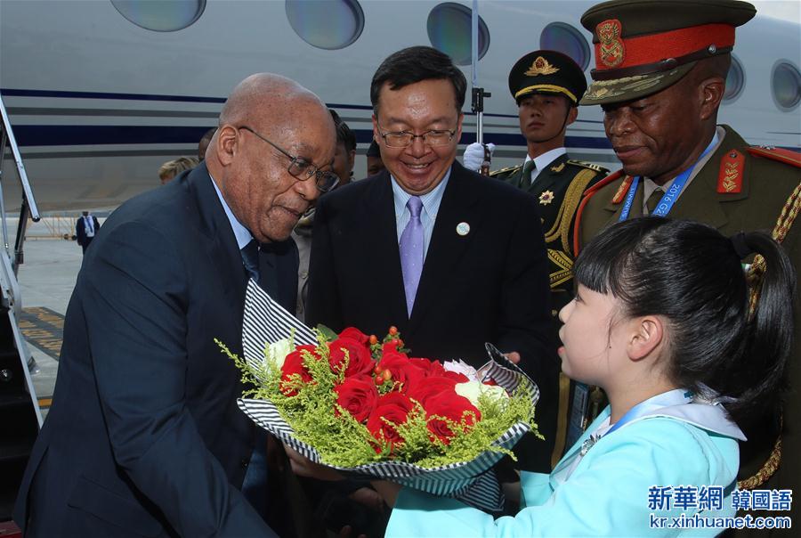 （杭州G20·XHDW）南非总统祖马抵达杭州