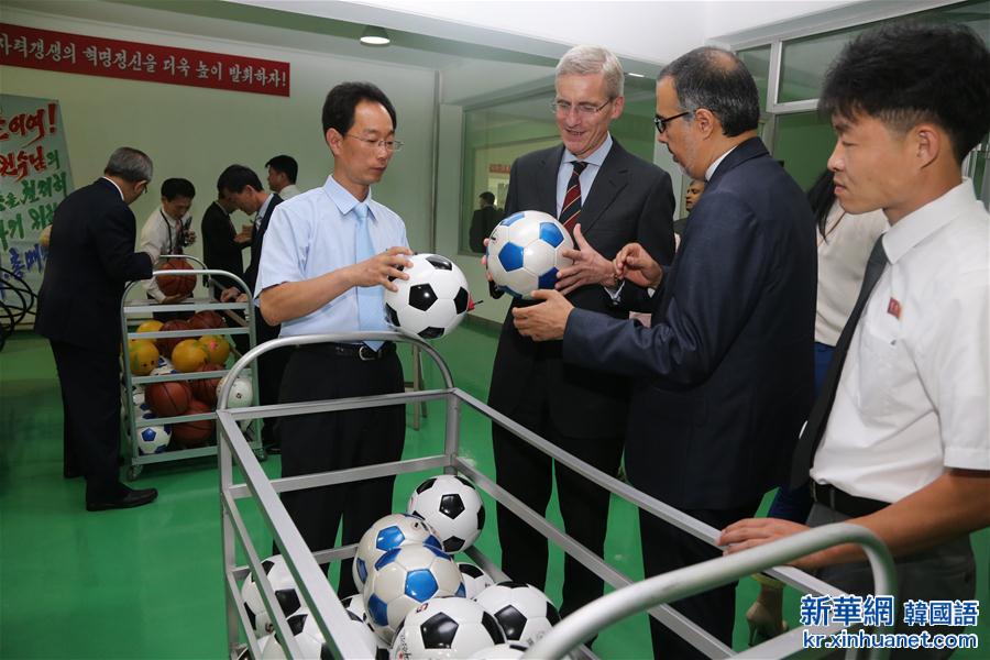 （XHDW）（4）驻朝鲜使团和国际机构代表参观平壤体育器材工厂和金杯体育人综合食品厂