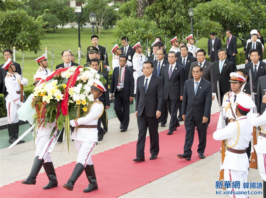 （XHDW）（1）李克强向老挝无名烈士纪念碑敬献花圈
