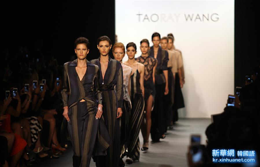 （国际）（1）中国设计师王陶作品亮相纽约时装周