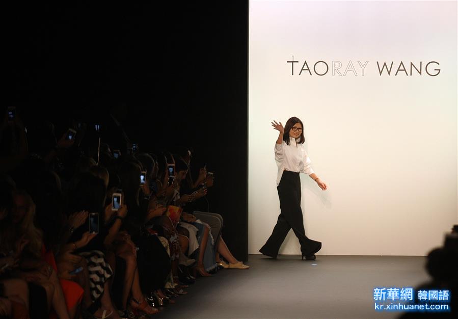 （国际）（4）中国设计师王陶作品亮相纽约时装周
