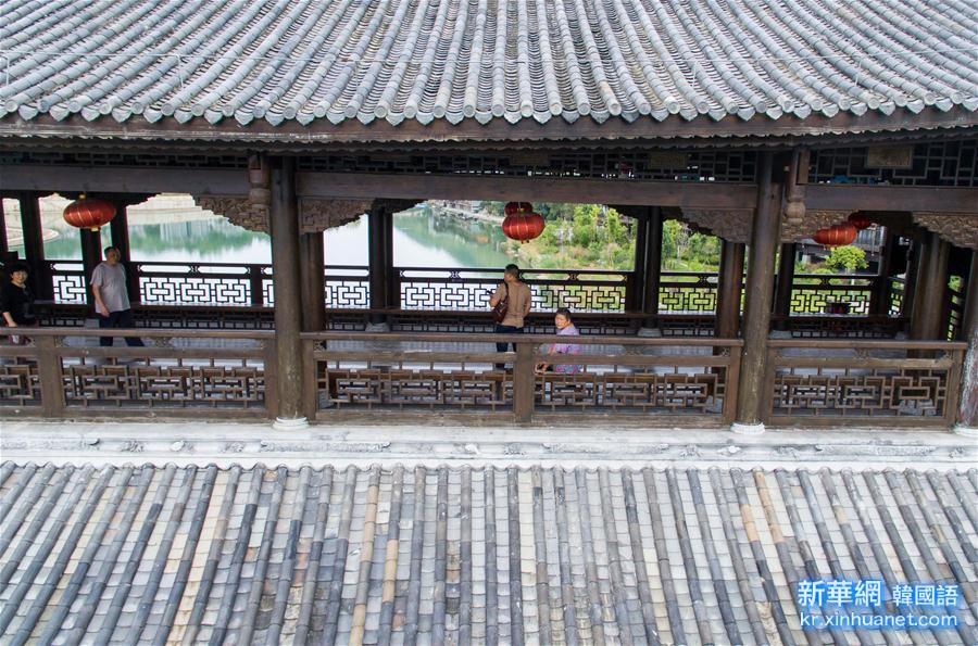 （美丽中国）（1）飞阅中国——重庆黔江“亚洲第一廊桥”展风情