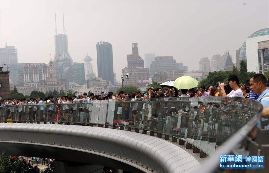 （社会）（4）长假第三天：上海陆家嘴旅游人气旺