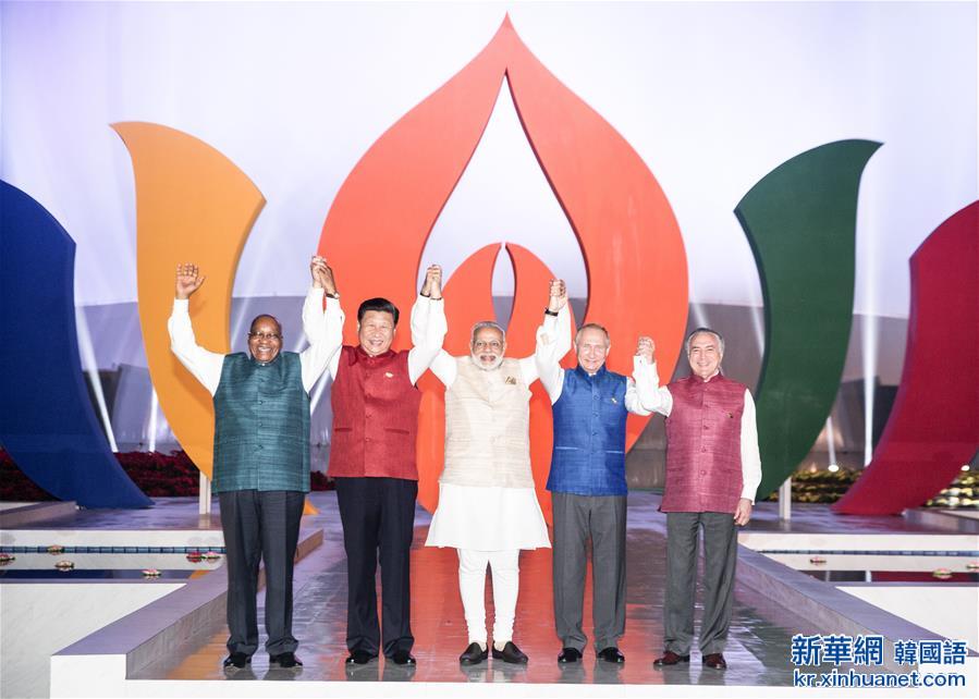 （XHDW）习近平出席印度总理莫迪为金砖国家领导人举行的非正式晚宴
